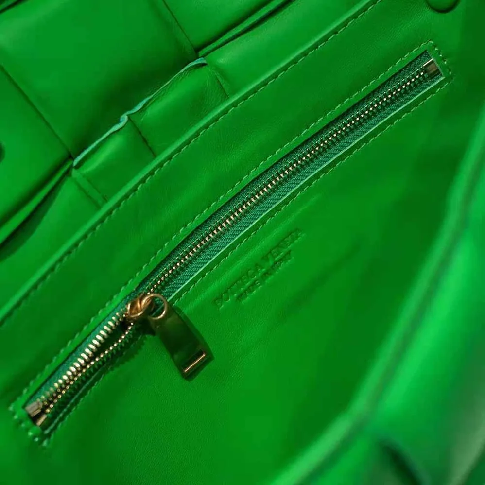 Bottega Veneta Chain Cassette Padded Intrecciato Leather Crossbody Bag for Women in Green