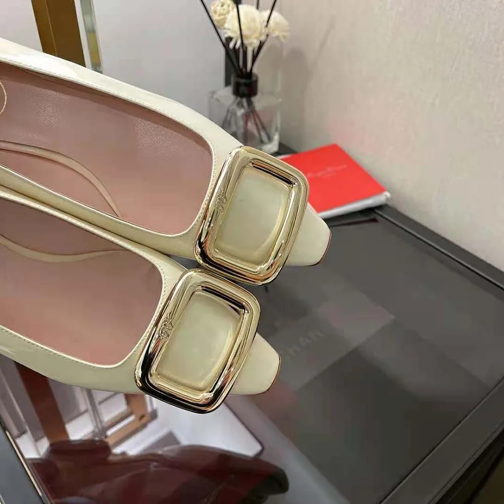 Roger Vivier Viv Choc Metal Buckle Ballerinas in Patent Leather for Women in White Roger Vivier Viv Choc Metal Buckle Ballerinas in Patent Leather for Women in White