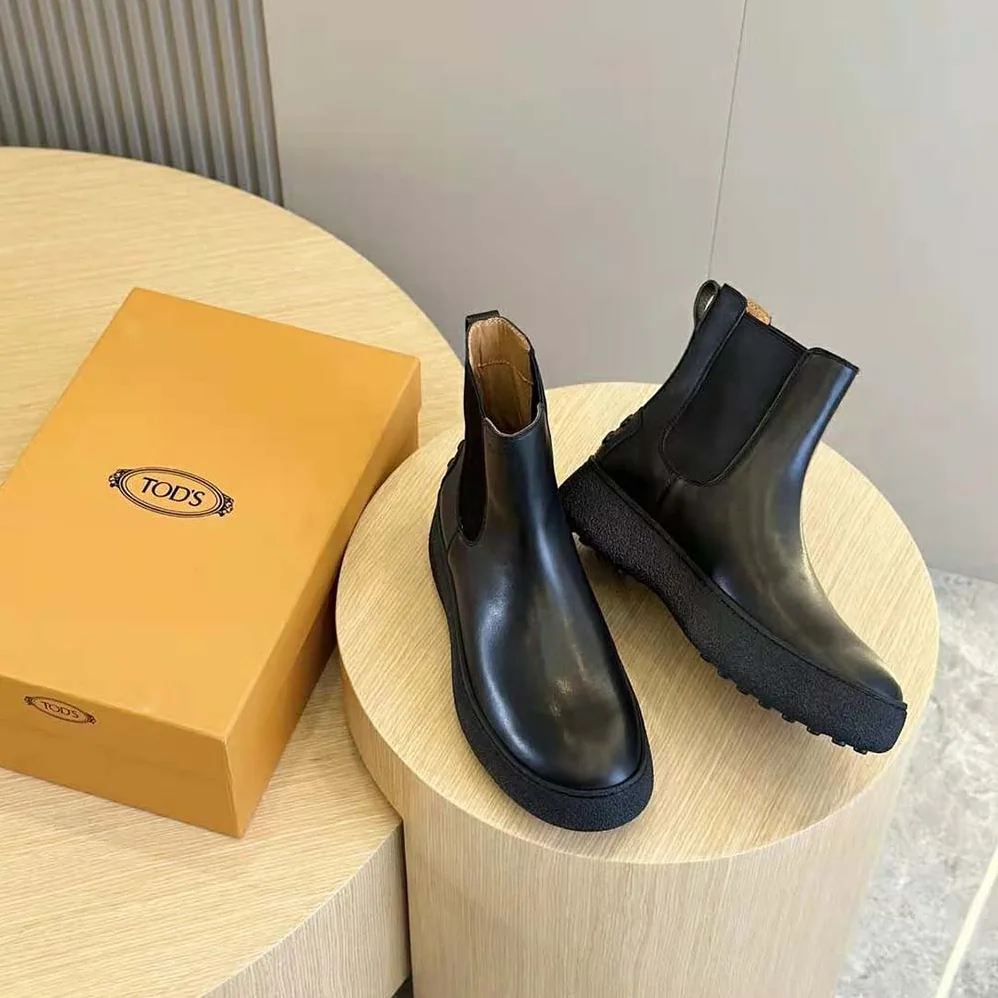 Tod's W. G. Chelsea Boots in Leather for Men in Black Tod's W. G. Chelsea Boots in Leather for Men in Black