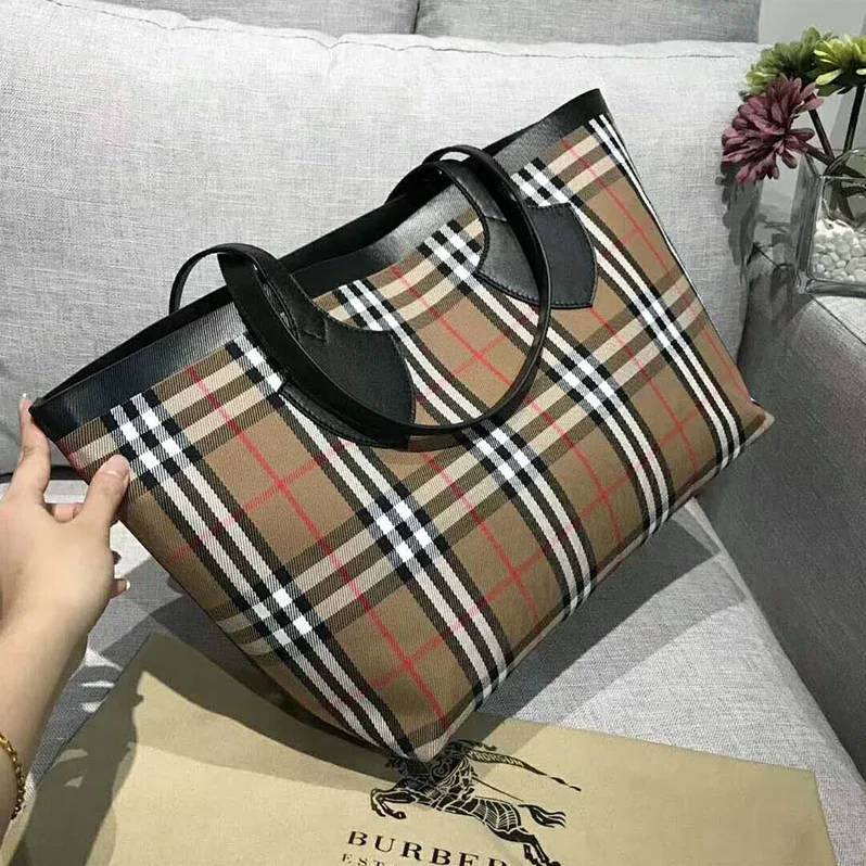 Burberry The Medium Giant Reversible Tote in Vintage Check for Unisex