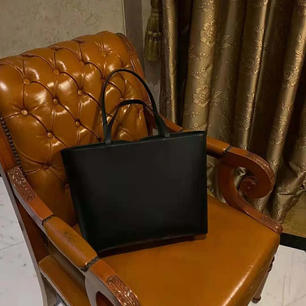 Dolce Gabbana D&G Small Calfskin DG Logo Bag Shopper for Women in Black Dolce Gabbana D&G Small Calfskin DG Logo Bag Shopper for Women in Black