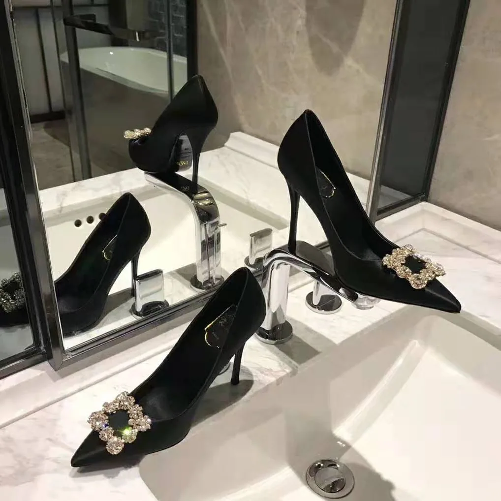 Roger Vivier Flower Strass Buckle Pumps 10.2 cm Heel for Women in Black Roger Vivier Flower Strass Buckle Pumps 10.2 cm Heel for Women in Black