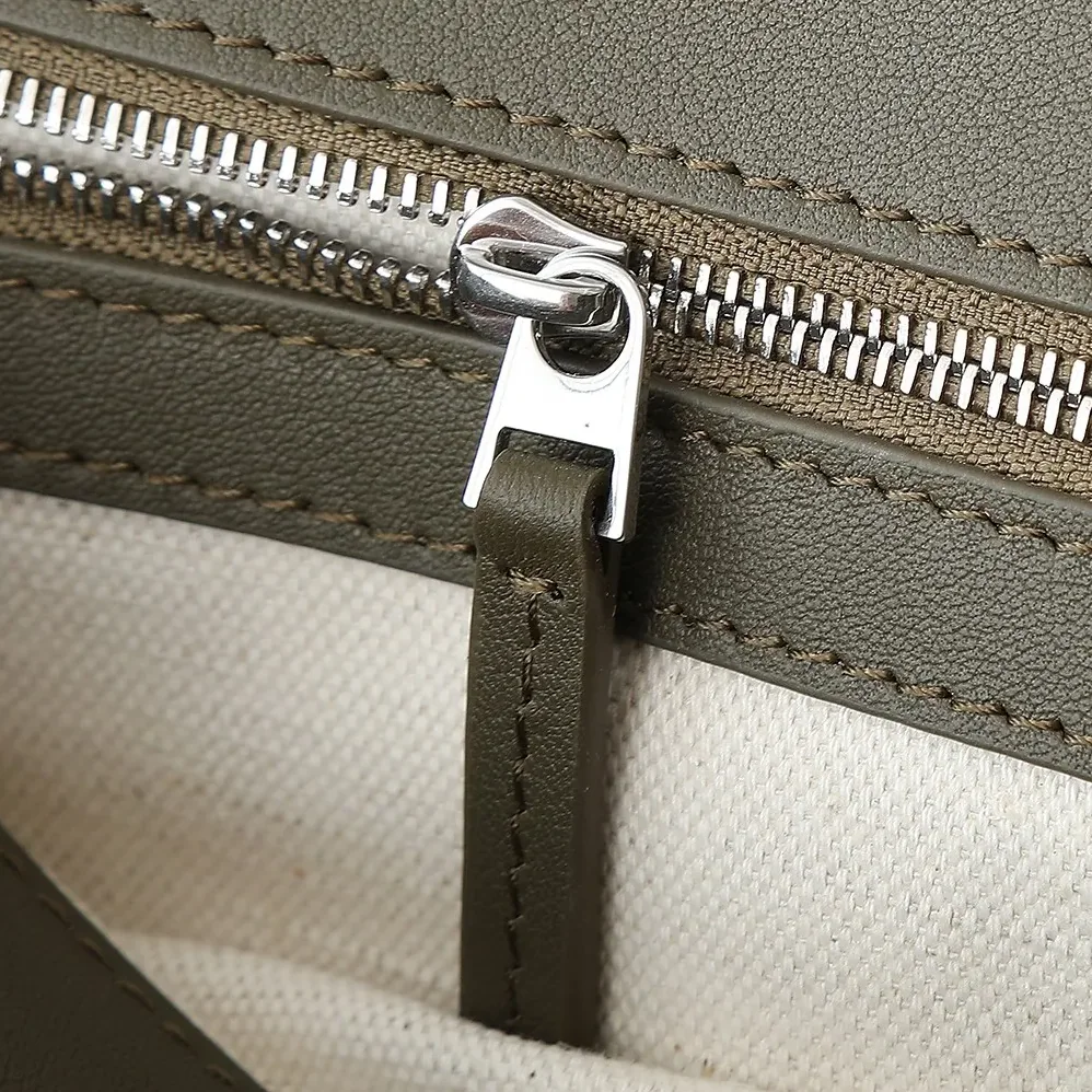 Bottega Veneta Medium Andiamo Messenger for Unisex in Dark Green