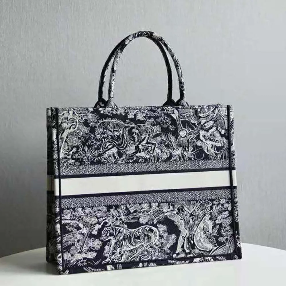 Dior Dior Book Tote Toile DE Jouy Reverse Embroidery for Women in Navy Dior Dior Book Tote Toile DE Jouy Reverse Embroidery for Women in Navy