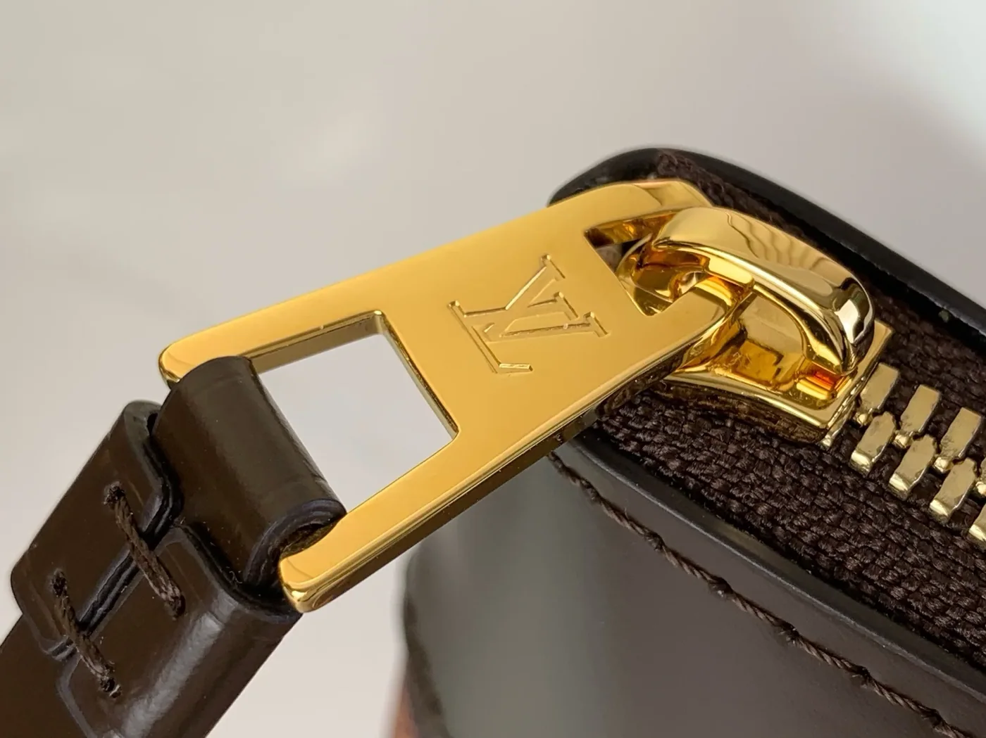 Louis Vuitton Pochette Voyage Souple Pouch / Brown Damier Canvas Gold Hardware Louis Vuitton Pochette Voyage Souple Pouch / Brown Damier Canvas Gold Hardware