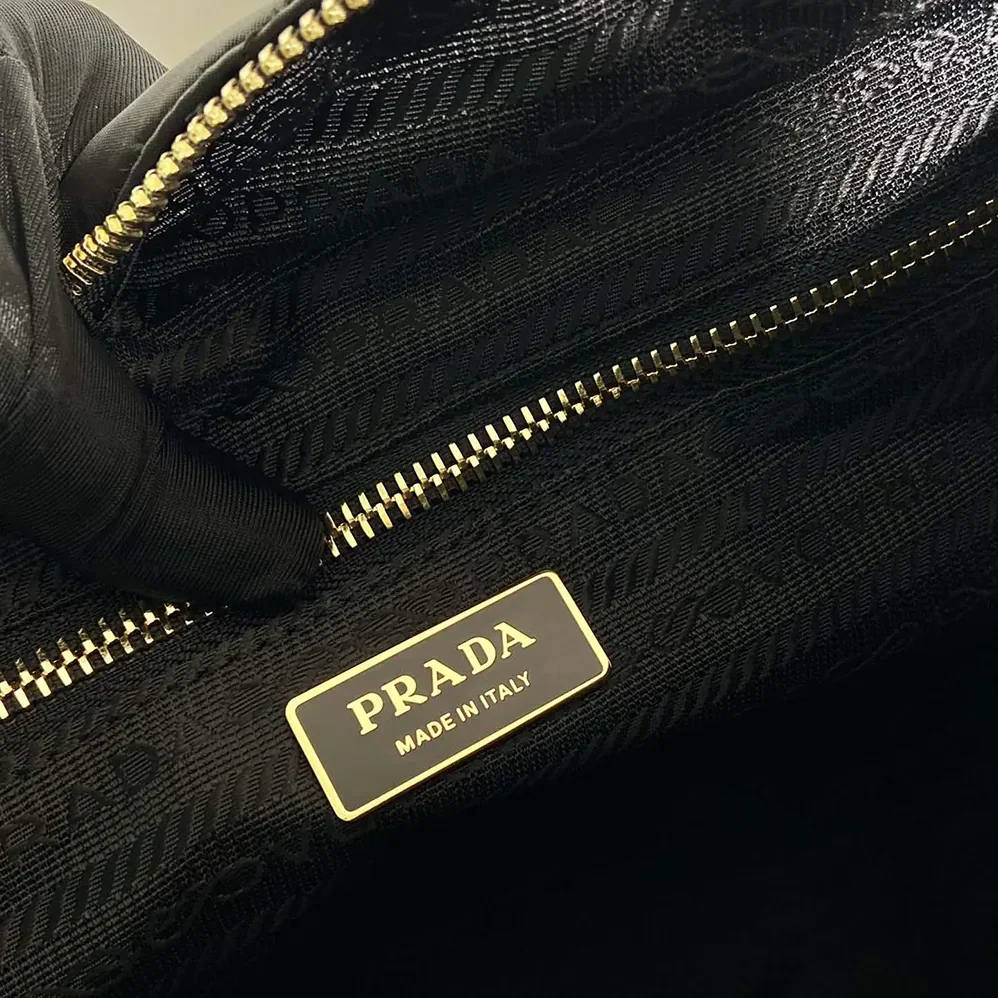 Prada Prada Re-Edition 1995 Chaîne Medium Re-Nylon Tote Bag for Women in Black Prada Prada Re-Edition 1995 Chaîne Medium Re-Nylon Tote Bag for Women in Black