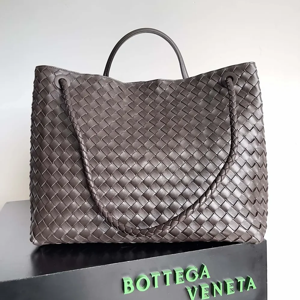 Bottega Veneta Large Andiamo in Lambskin Leather for Women in Chocolate Brown