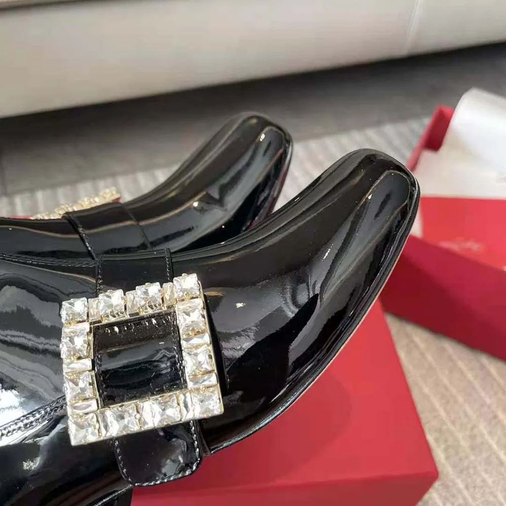 Roger Vivier Très Vivier Babies Strass Buckle Strech Boots in Patent Leather for Women in Black Roger Vivier Très Vivier Babies Strass Buckle Strech Boots in Patent Leather for Women in Black