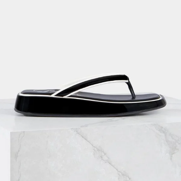 Roger Vivier Slide Thong Mules in Patent Leather for Women in Black