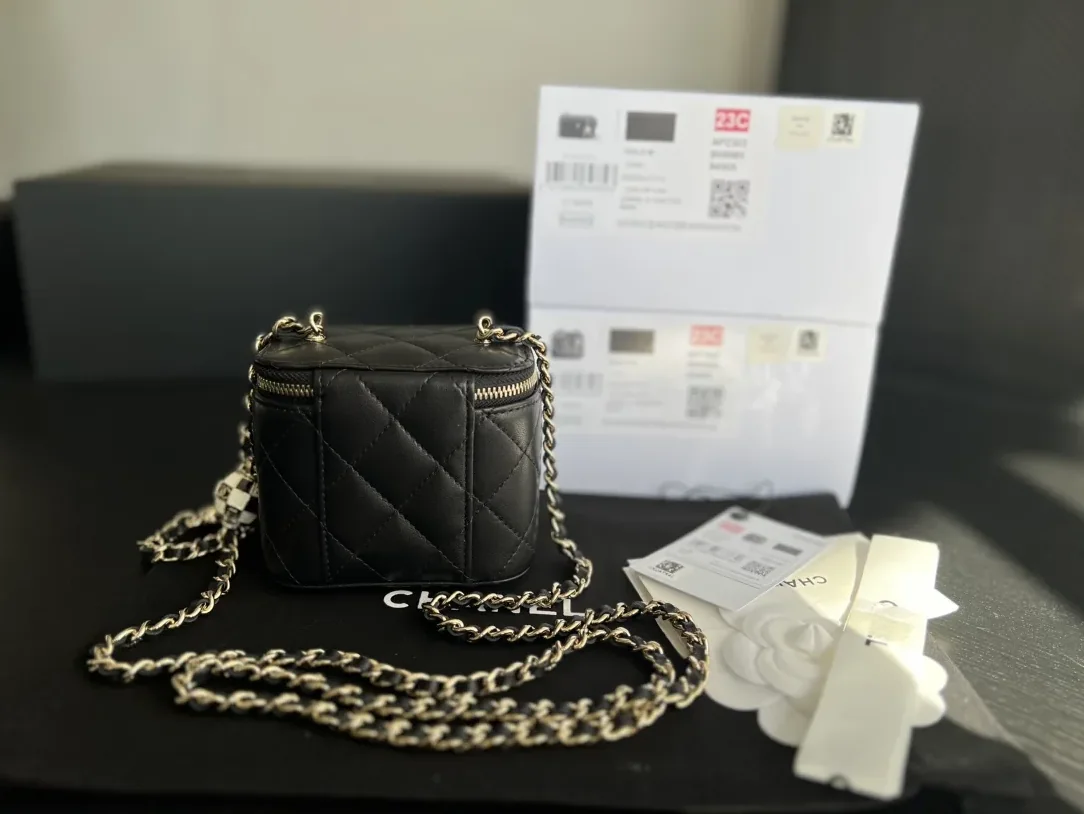Chanel Vanity With Chain Black / Chanel Vanity With Chain Black /