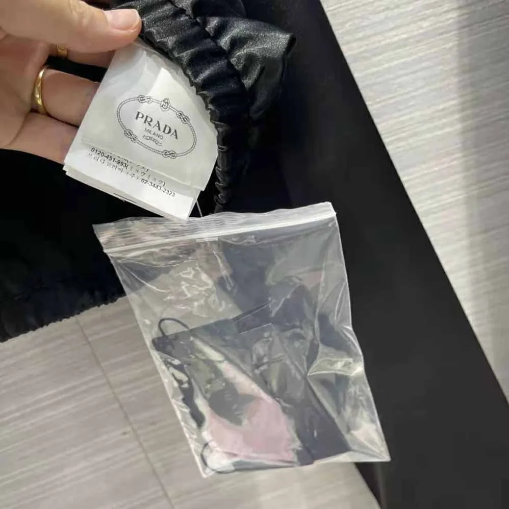 Prada Twill Pants Stand out for Their Refined Allure for Women in Black Prada Twill Pants Stand out for Their Refined Allure for Women in Black