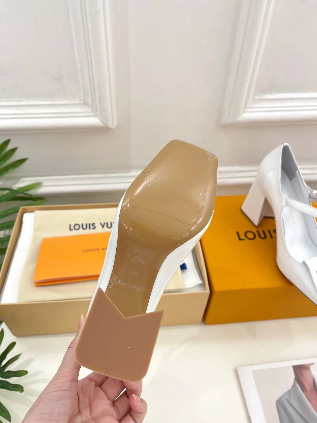 Louis Vuitton Shake Pump White / 2.2 in inch Louis Vuitton Shake Pump White / 2.2 in inch
