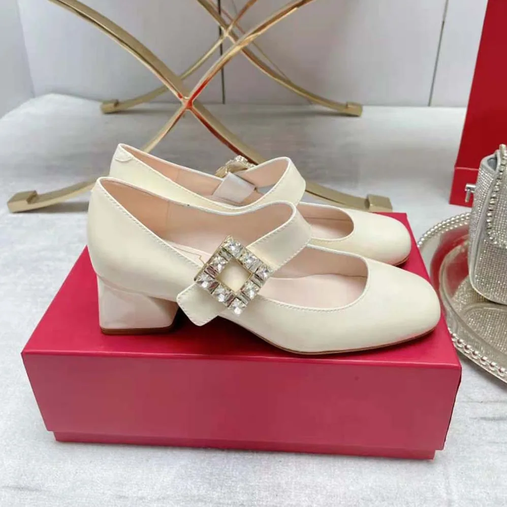 Roger Vivier Très Vivier Rhinestone Buckle Babies Pumps for Women in White Roger Vivier Très Vivier Rhinestone Buckle Babies Pumps for Women in White