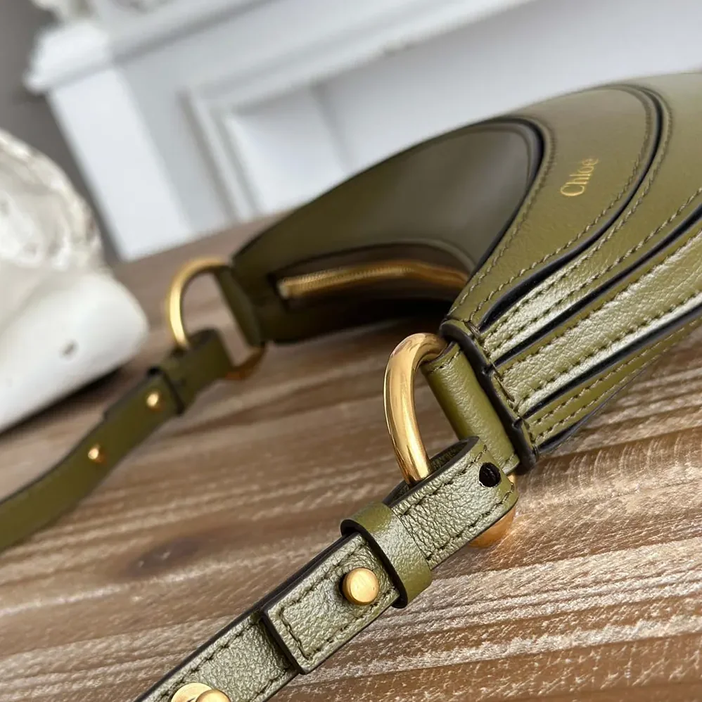 Chloe Banana Cross-body Bag in Grained Calfskin for Women in Dark Green