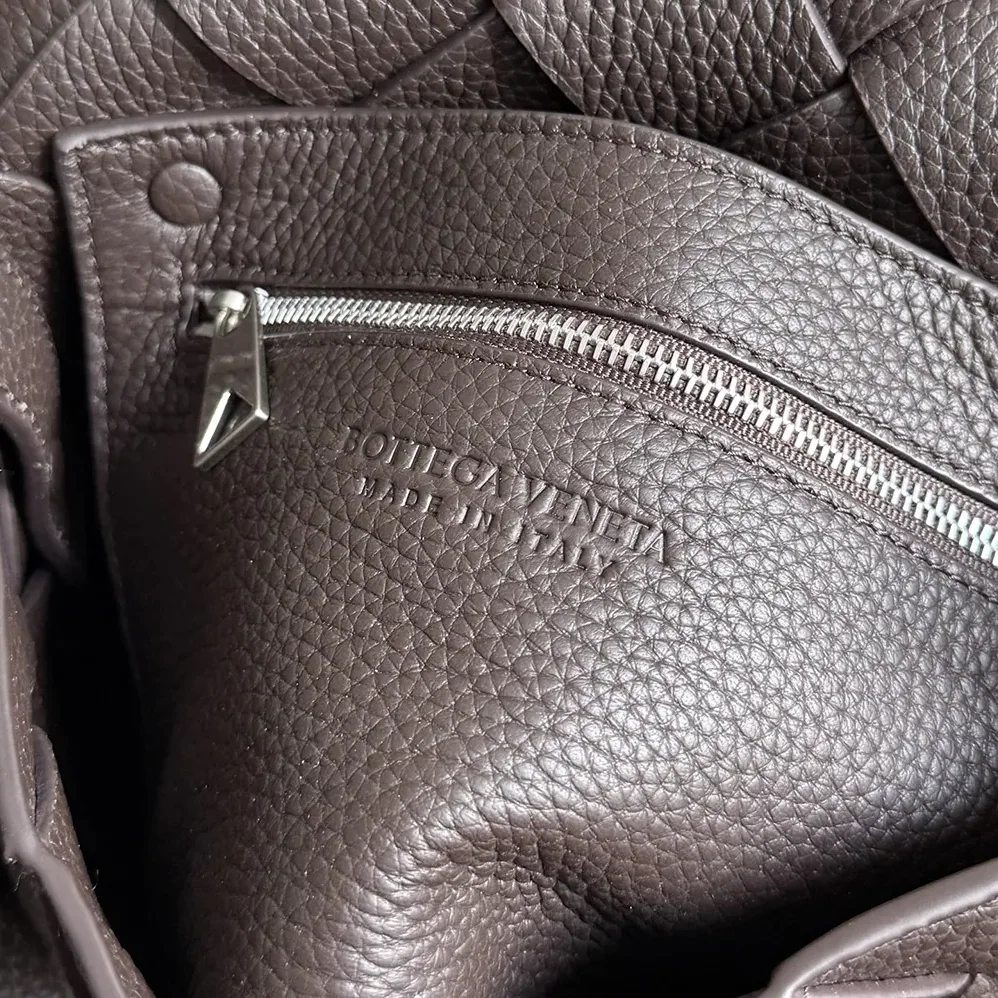 Bottega Veneta Diago for Unisex in Bordeaux