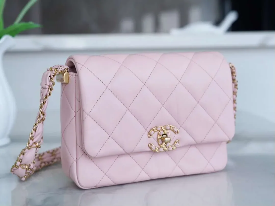 Chanel Wide Shoulder Bag Pink /