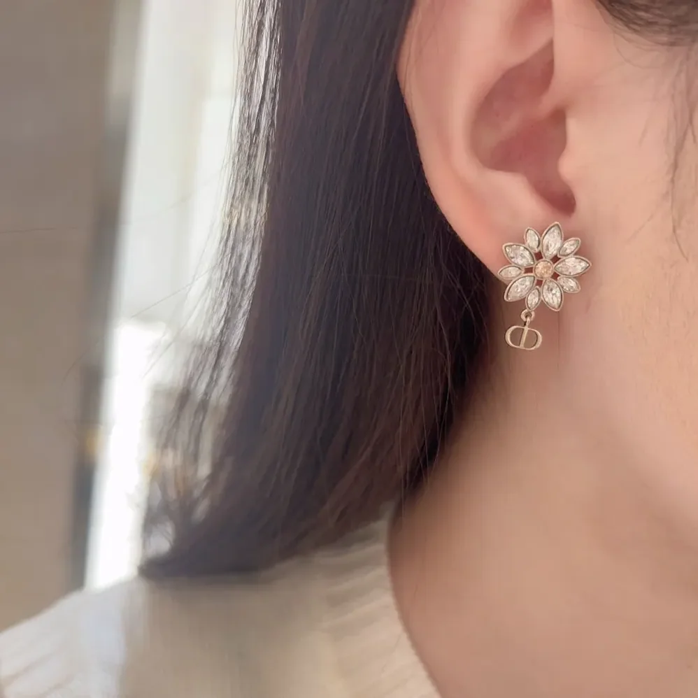 Dior Fleur de Glace Earrings Pale Gold-Finish Metal with White Resin Pearl for Women Dior Fleur de Glace Earrings Pale Gold-Finish Metal with White Resin Pearl for Women