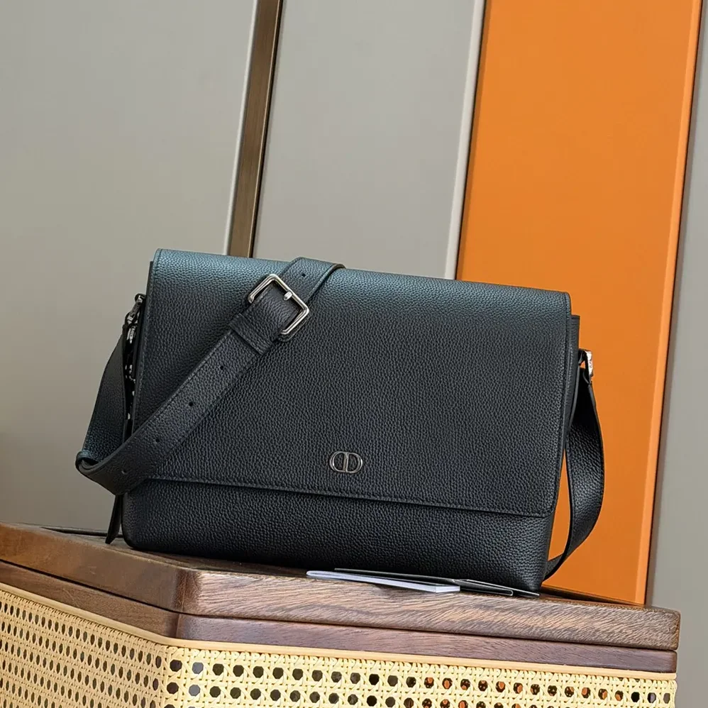 Dior CD Icon Messenger Bag with Flap Gris Flanelle Matte Grained Calfskin for Men Dior CD Icon Messenger Bag with Flap Gris Flanelle Matte Grained Calfskin for Men