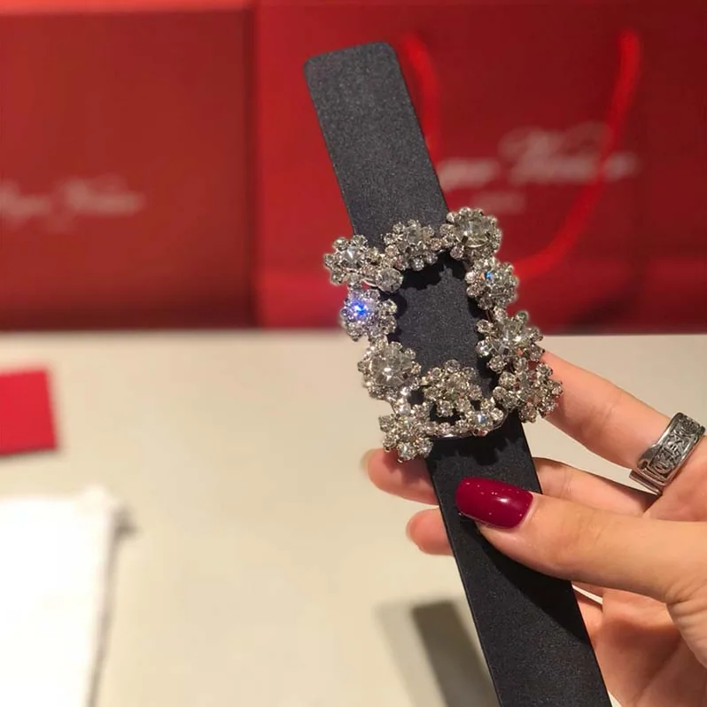 Roger Vivier Wome Flowers Belt in Silk Satin in Black