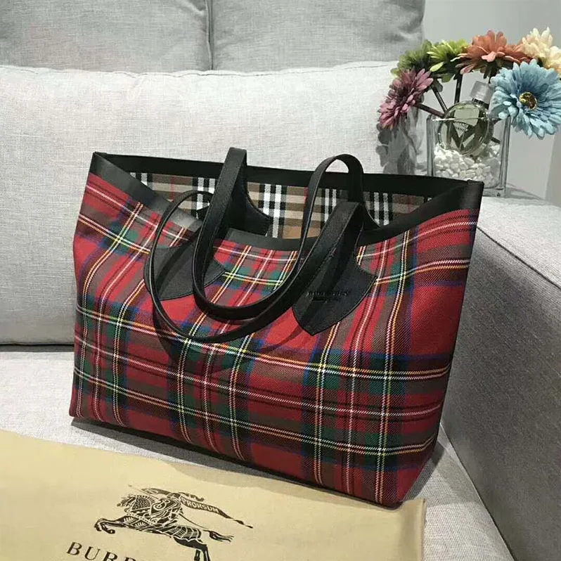 Burberry The Medium Giant Reversible Tote in Vintage Check for Unisex