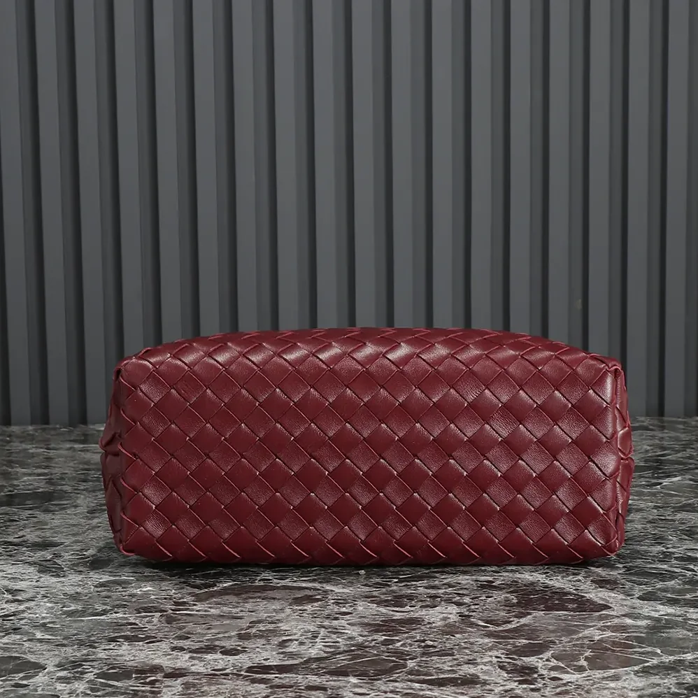 Bottega Veneta Medium Andiamo in Supple Intrecciato Leather for Women in Maroon Bottega Veneta Medium Andiamo in Supple Intrecciato Leather for Women in Maroon