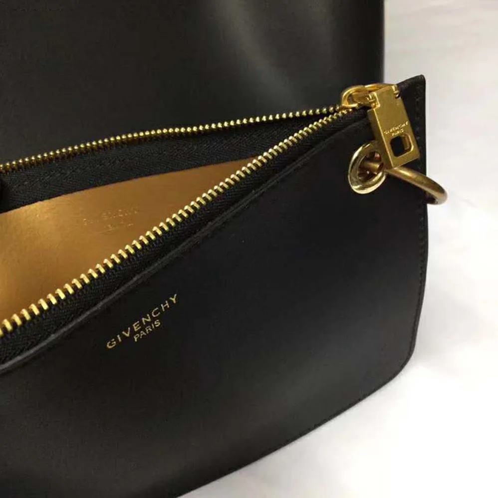 Givenchy Shopper Tote Bag in Smooth Leather for Women in Black Givenchy Shopper Tote Bag in Smooth Leather for Women in Black