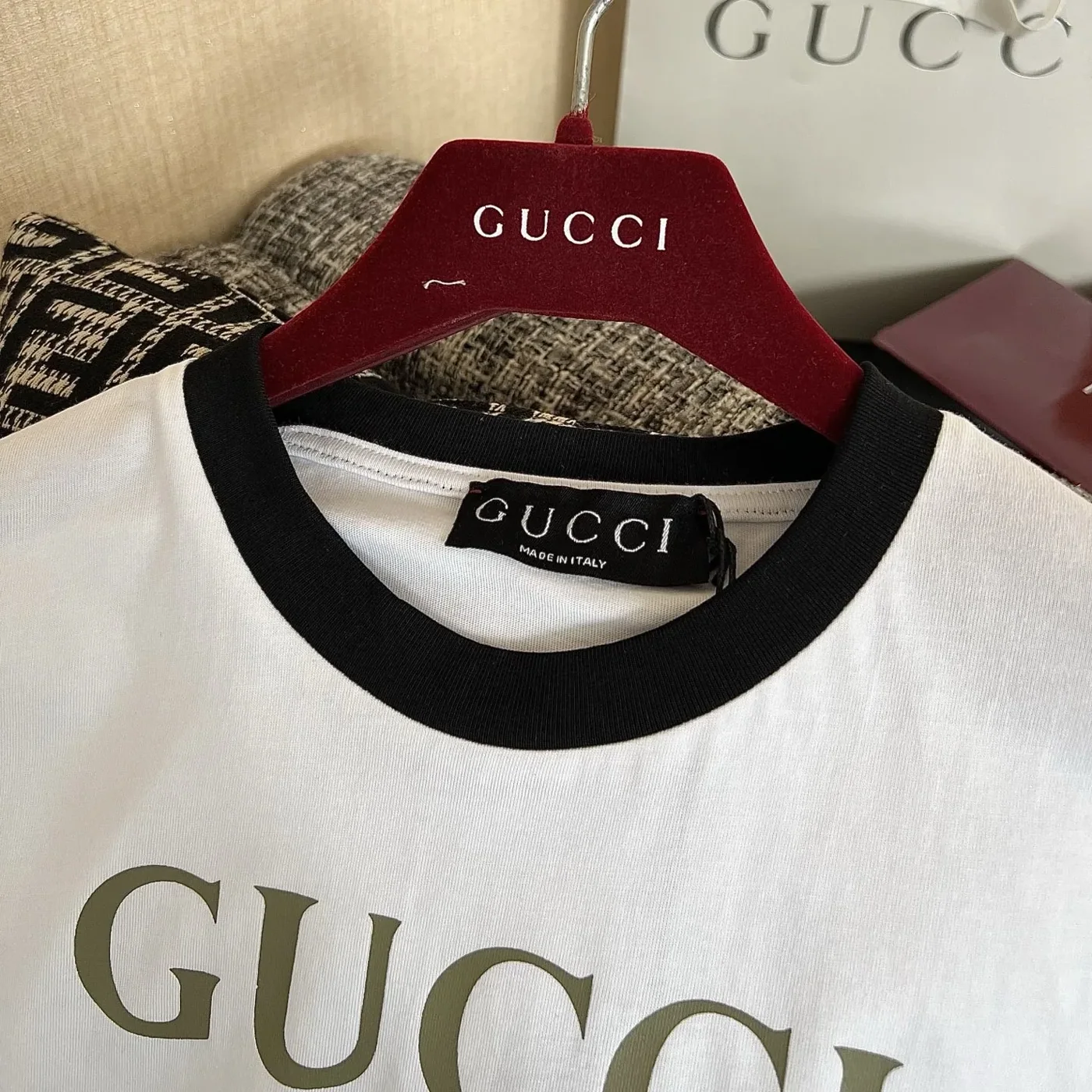 Gucci Print T in Shirt White Gucci Print T in Shirt White
