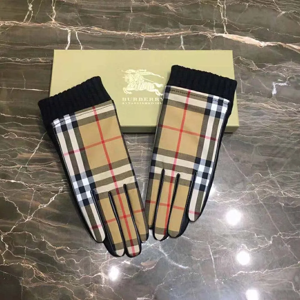 Burberry Vintage Check Bouclé and Leather Gloves for Women in Beige Burberry Vintage Check Bouclé and Leather Gloves for Women in Beige