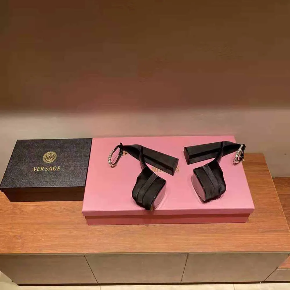 Versace Medusa Aevitas Platform Pumps for Women in Black Versace Medusa Aevitas Platform Pumps for Women in Black