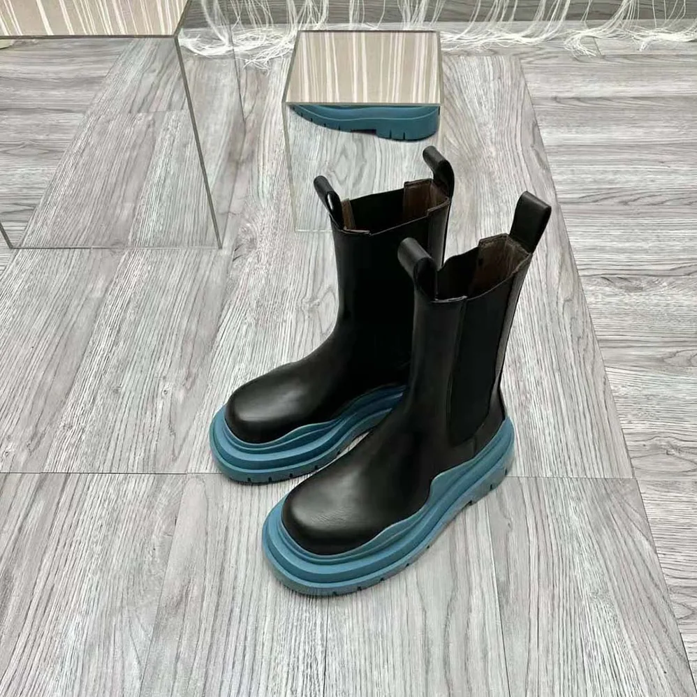 Bottega Veneta Tire Chelsea Boot in Vegetally-Tanned Leather for Unisex in Blue Bottega Veneta Tire Chelsea Boot in Vegetally-Tanned Leather for Unisex in Blue