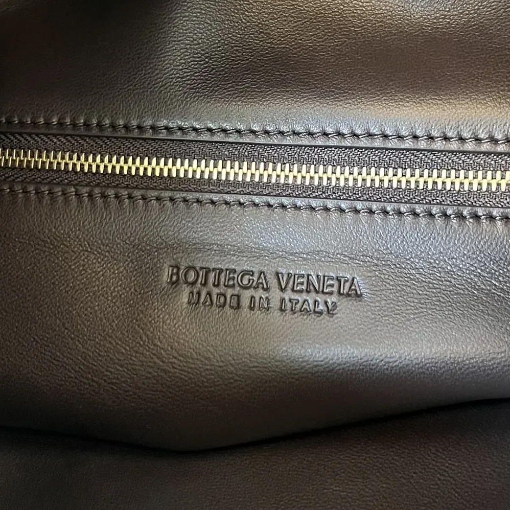 Bottega Veneta Large Hop Shoulder Bag in Calf Leather for Women in Chocolate
