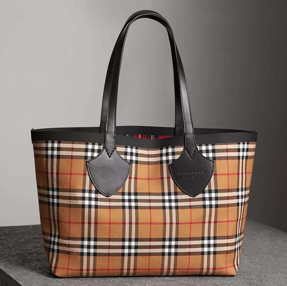 Burberry The Medium Giant Reversible Tote in Vintage Check for Unisex