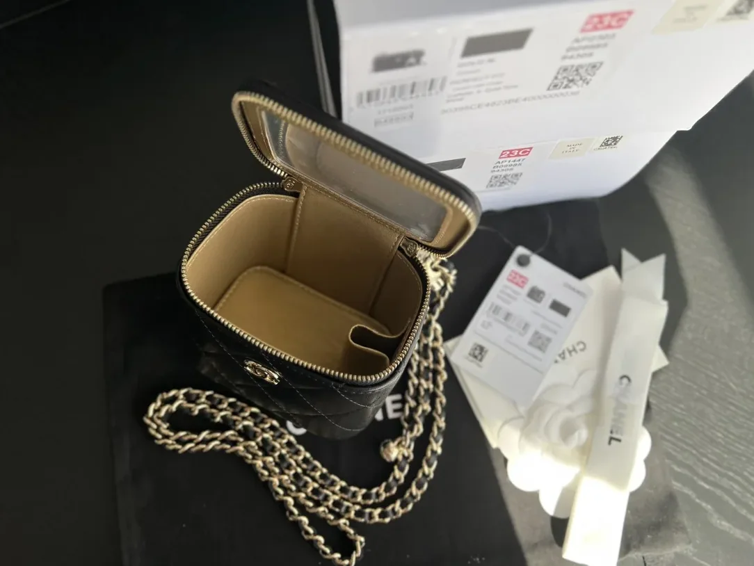Chanel Vanity With Chain Black / Chanel Vanity With Chain Black /