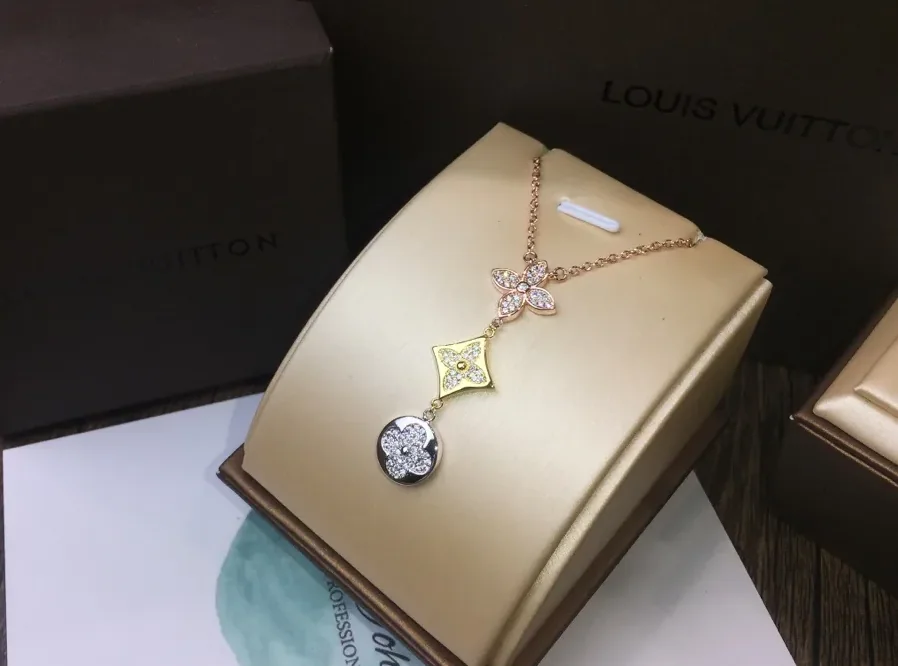 Louis Vuitton Flower Necklace Silver Louis Vuitton Flower Necklace Silver
