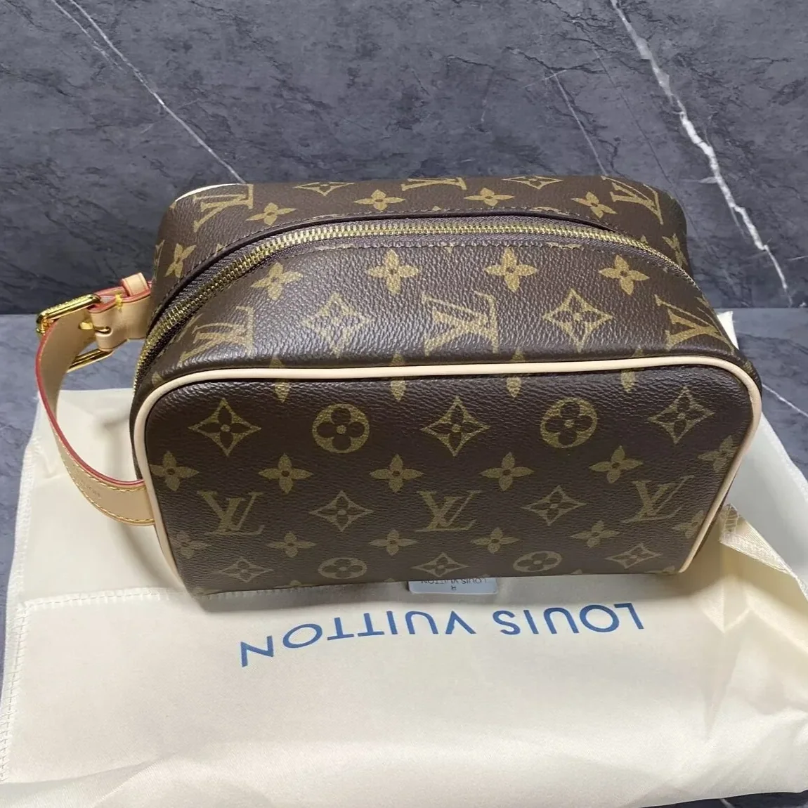Louis Vuitton Locker Dopp Kit Brown 9.1 Inches/