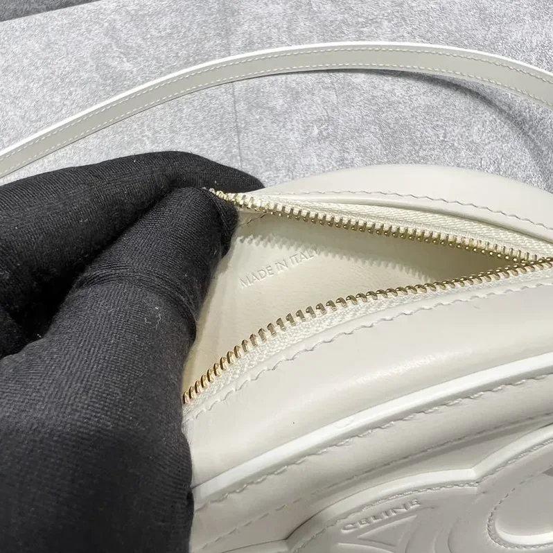 Celine Crossbody Oval Purse Cuir Triomphe White / Celine Crossbody Oval Purse Cuir Triomphe White /