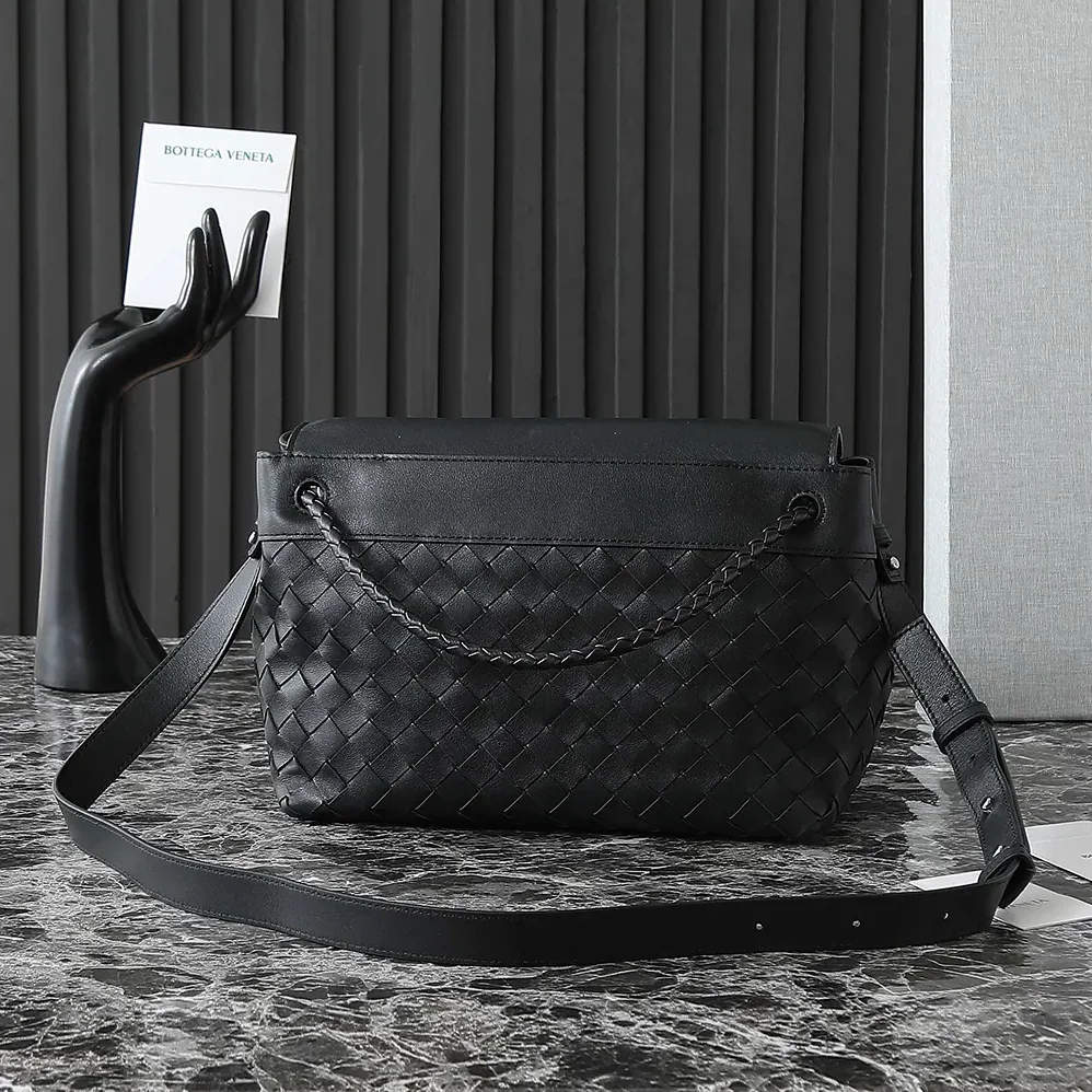 Bottega Veneta Small Andiamo Messenger for Unisex in Black Bottega Veneta Small Andiamo Messenger for Unisex in Black