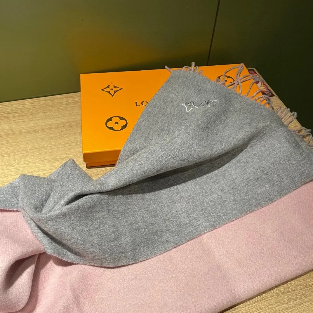 Louis Vuitton The Cashmere Scarf Grey Louis Vuitton The Cashmere Scarf Grey