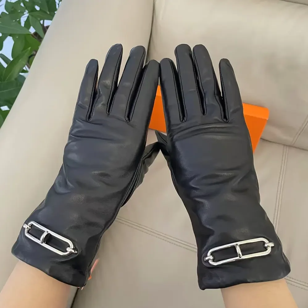 Hermes Gloves in Lambskin Leather for Women in Black