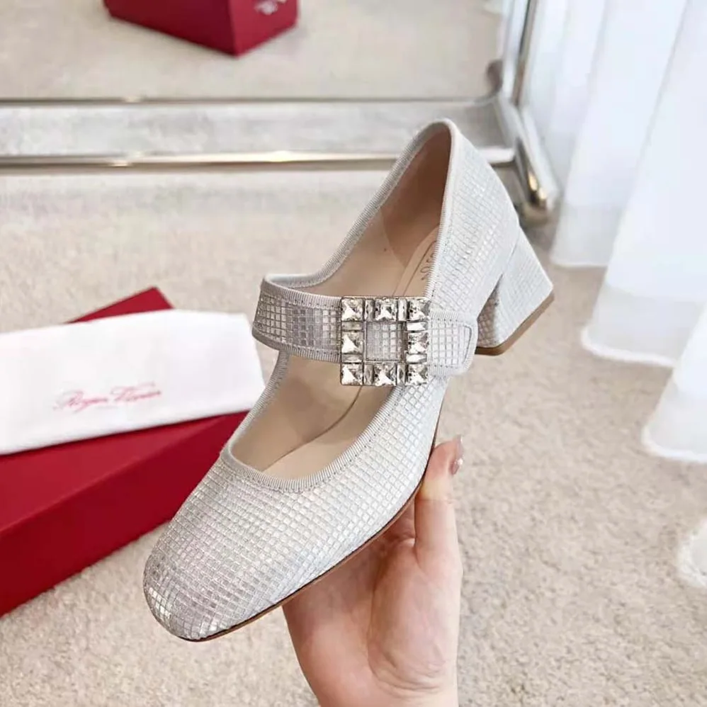 Roger Vivier Trés Vivier Strass Buckle Babies Pumps in Fabric for Women in Silver Roger Vivier Trés Vivier Strass Buckle Babies Pumps in Fabric for Women in Silver