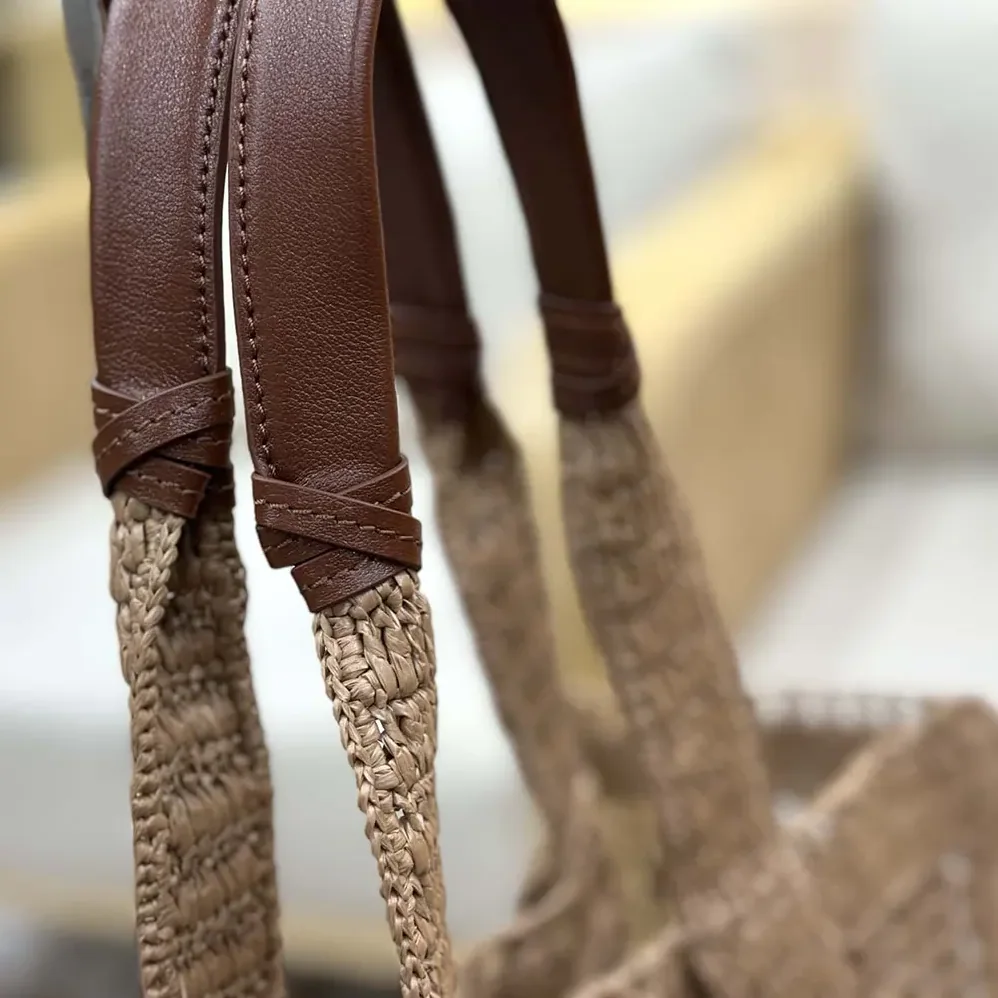 Chloe Summer Banana East-west Tote Bag in Raffia & Buffalo Leather for Women in Beige Chloe Summer Banana East-west Tote Bag in Raffia & Buffalo Leather for Women in Beige