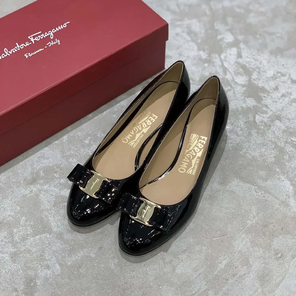 Salvatore Ferragamo Vara Pump for Women in Black Salvatore Ferragamo Vara Pump for Women in Black