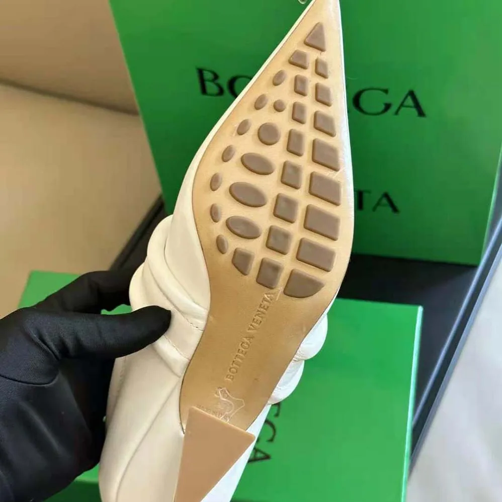 Bottega Veneta Spada Pump in 4.5 cm Heel Height for Women in White Bottega Veneta Spada Pump in 4.5 cm Heel Height for Women in White