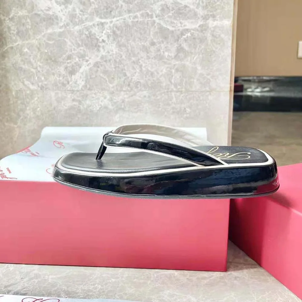 Roger Vivier Slide Thong Mules in Patent Leather for Women in Black