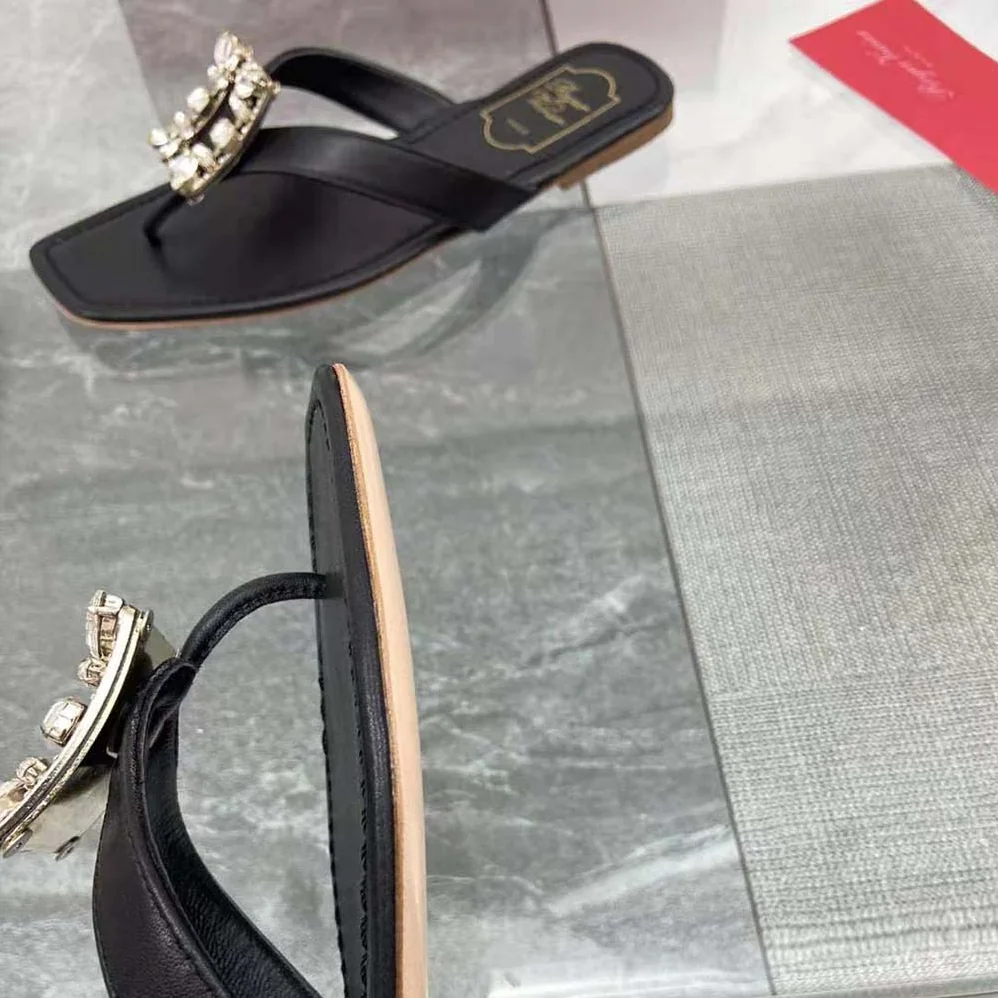 Roger Vivier Mini Broche Vivier Buckle Thong Mules in Leather for Women in Black Roger Vivier Mini Broche Vivier Buckle Thong Mules in Leather for Women in Black