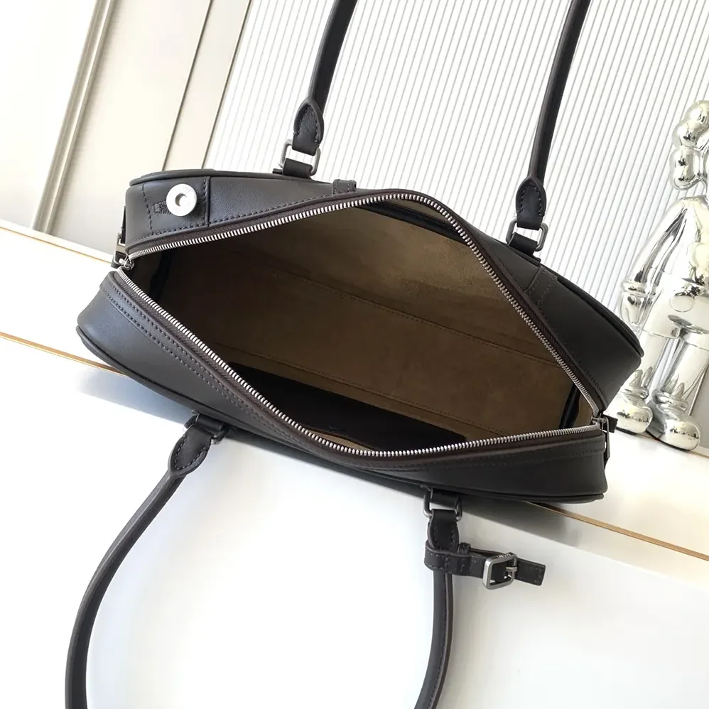 Loewe Panta Amazona 31 Cropped Bag in Shiny Calfskin for Unisex Loewe Panta Amazona 31 Cropped Bag in Shiny Calfskin for Unisex