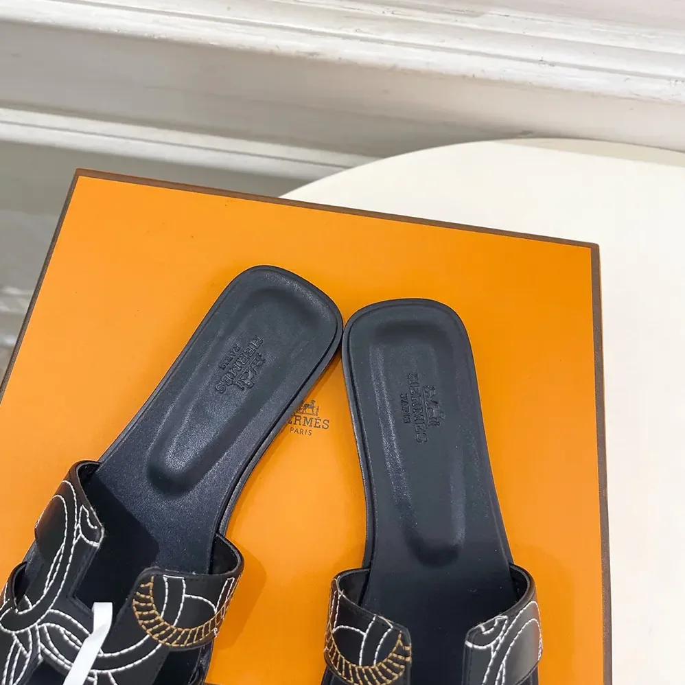 Hermes Oran sandal in “Panoplie Equestre” Embroidered Calfskin for Women in Black Hermes Oran sandal in “Panoplie Equestre” Embroidered Calfskin for Women in Black