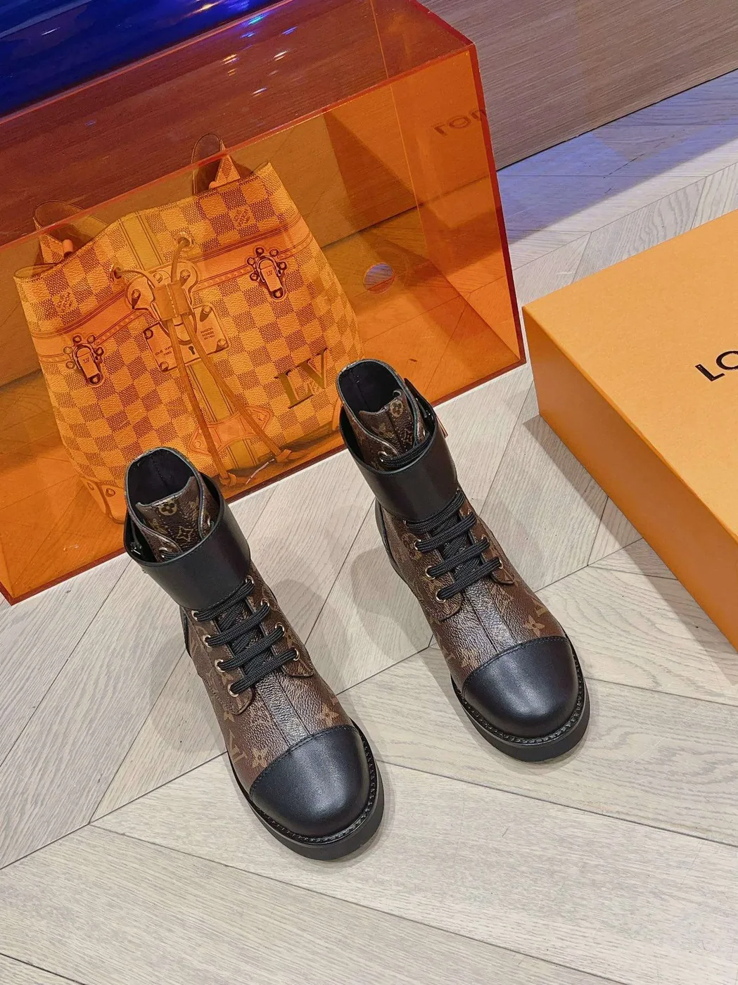 Louis Vuitton Wonderland Flat Ranger Brown 1AAV61 Louis Vuitton Wonderland Flat Ranger Brown 1AAV61