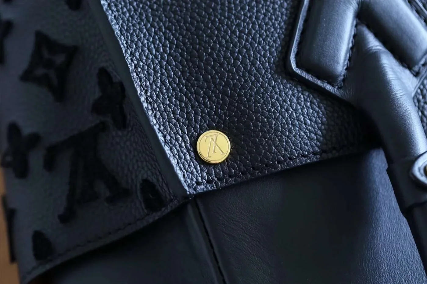 Louis Vuitton On My Side Black / Louis Vuitton On My Side Black /