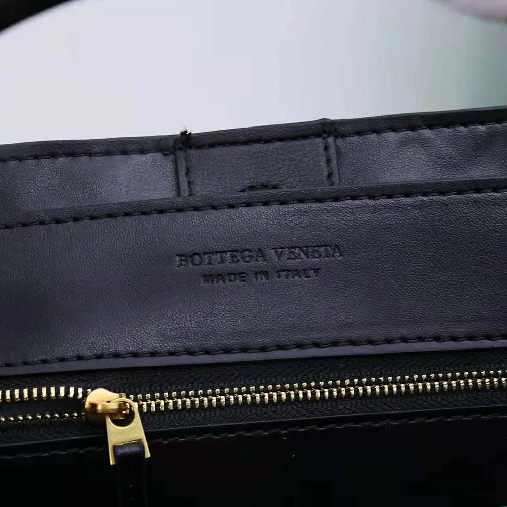 Bottega Veneta Medium Andiamo in Lambskin Leather for Women in Black Bottega Veneta Medium Andiamo in Lambskin Leather for Women in Black